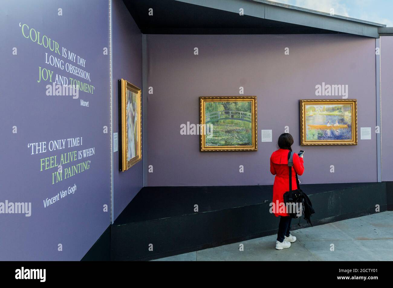 Londra, Regno Unito. 10 agosto 2021. Una galleria pop-up all'aperto mostra oltre 20 riproduzioni a grandezza naturale dei famosi capolavori della National Gallery insieme a Sketch on the Square, che porta l'arte all'aperto come parte del festival Inside out, un mese di sessioni d'arte interattive gratuite in Trafalgar Square. Durante tutto il mese di agosto 2021 fuori dalla National Gallery, in collaborazione con il Westminster City Council. Credit: Guy Bell/Alamy Live News Foto Stock