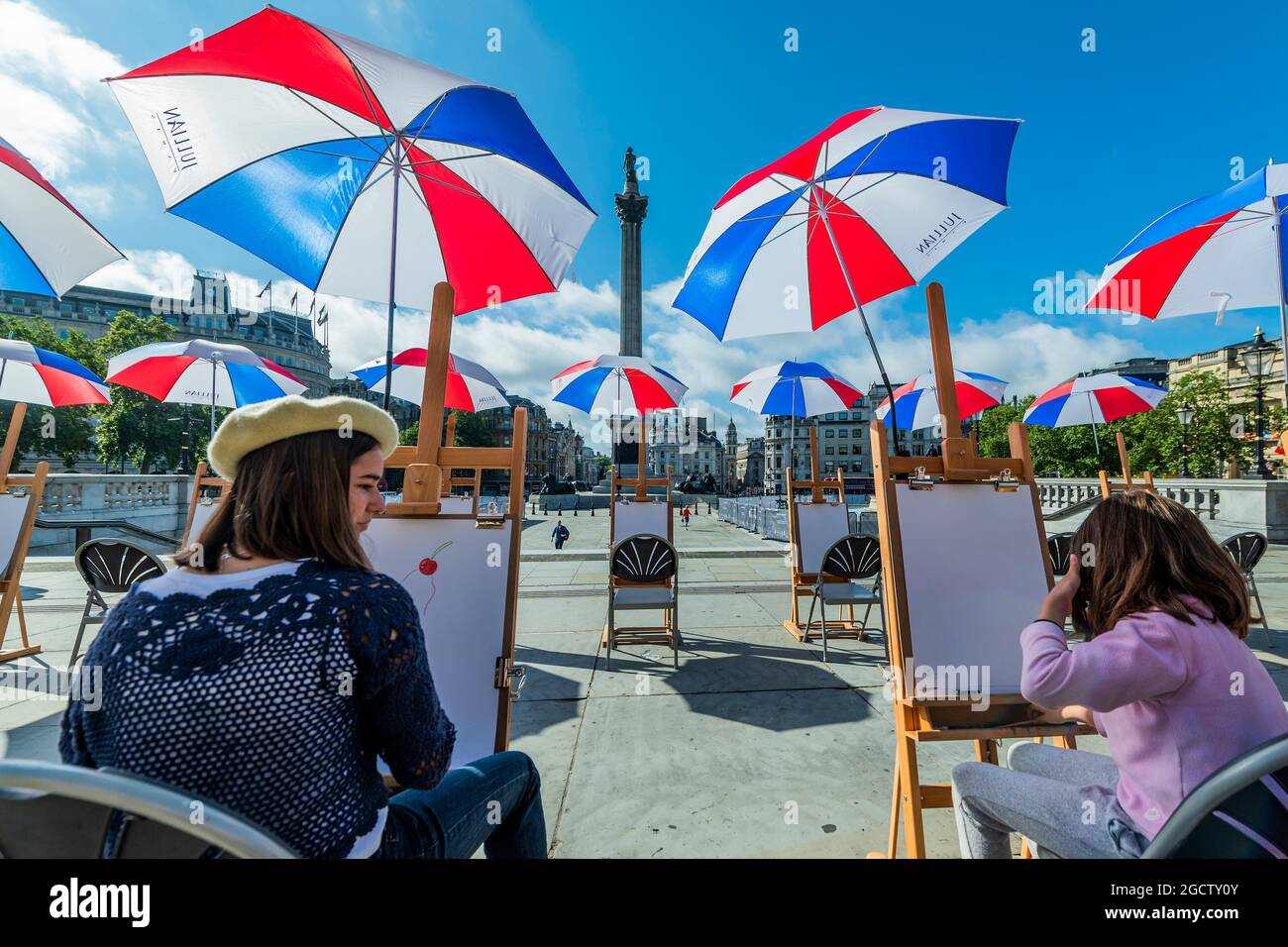 Londra, Regno Unito. 10 agosto 2021. Una galleria pop-up all'aperto mostra oltre 20 riproduzioni a grandezza naturale dei famosi capolavori della National Gallery insieme a Sketch on the Square, che porta l'arte all'aperto come parte del festival Inside out, un mese di sessioni d'arte interattive gratuite in Trafalgar Square. Durante tutto il mese di agosto 2021 fuori dalla National Gallery, in collaborazione con il Westminster City Council. Credit: Guy Bell/Alamy Live News Foto Stock