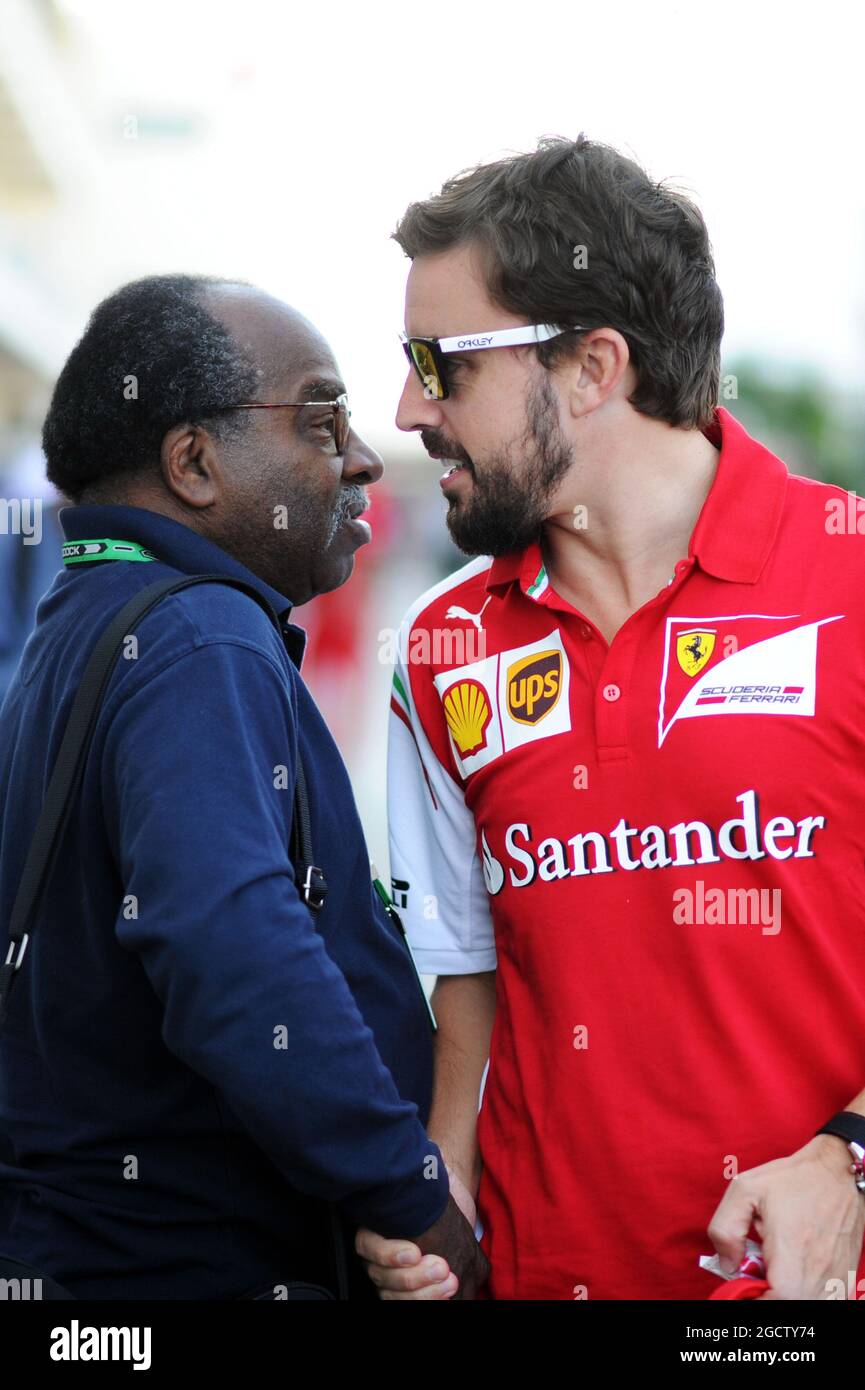 (Da L a R): Everett Souratt (USA) con Fernando Alonso (ESP) Ferrari. Gran Premio degli Stati Uniti, giovedì 30 ottobre 2014. Circuito delle Americhe, Austin, Texas, USA. Foto Stock