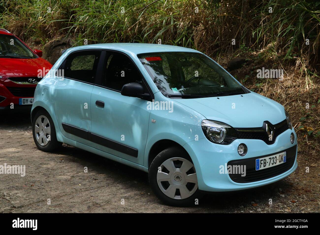 GUADALUPA, FRANCIA - 3 DICEMBRE 2019: Mini city car Renault Twingo parcheggiata a Guadalupa. Ci sono oltre 32 milioni di automobili registrate in Francia. Foto Stock