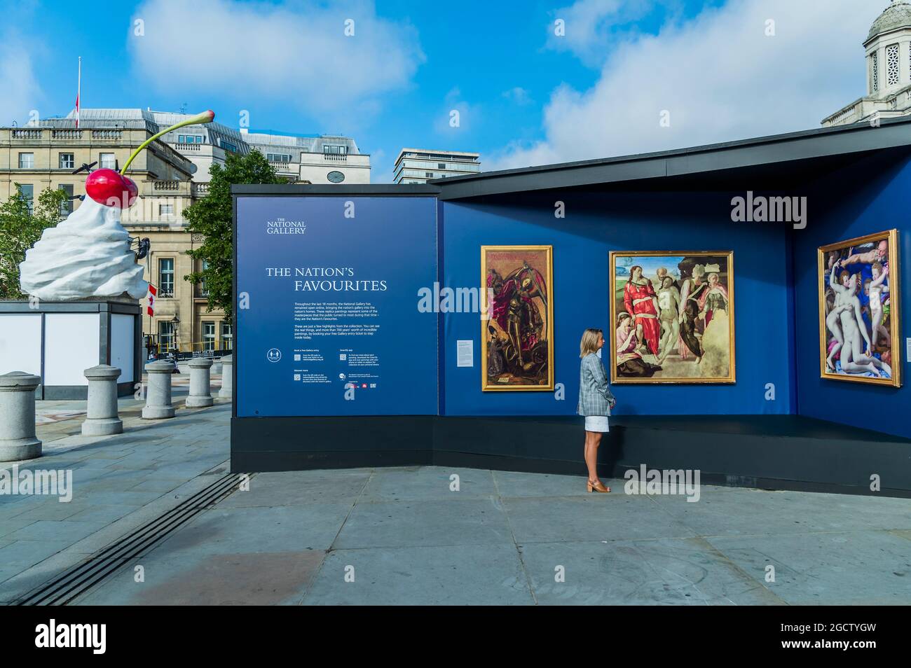 Londra, Regno Unito. 10 agosto 2021. Una galleria pop-up all'aperto mostra oltre 20 riproduzioni a grandezza naturale dei famosi capolavori della National Gallery insieme a Sketch on the Square, che porta l'arte all'aperto come parte del festival Inside out, un mese di sessioni d'arte interattive gratuite in Trafalgar Square. Durante tutto il mese di agosto 2021 fuori dalla National Gallery, in collaborazione con il Westminster City Council. Credit: Guy Bell/Alamy Live News Foto Stock