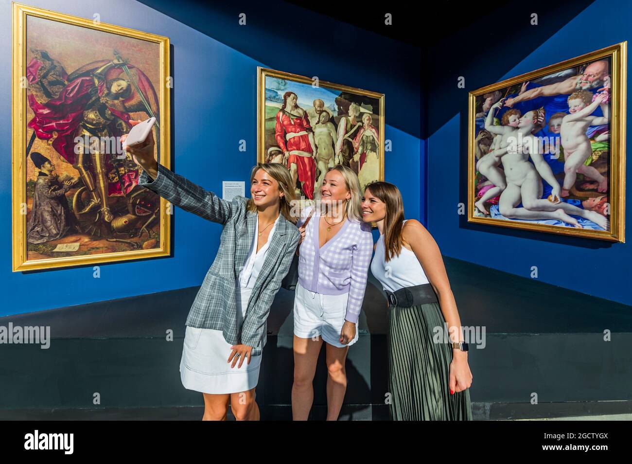 Londra, Regno Unito. 10 agosto 2021. Una galleria pop-up all'aperto mostra oltre 20 riproduzioni a grandezza naturale dei famosi capolavori della National Gallery insieme a Sketch on the Square, che porta l'arte all'aperto come parte del festival Inside out, un mese di sessioni d'arte interattive gratuite in Trafalgar Square. Durante tutto il mese di agosto 2021 fuori dalla National Gallery, in collaborazione con il Westminster City Council. Credit: Guy Bell/Alamy Live News Foto Stock