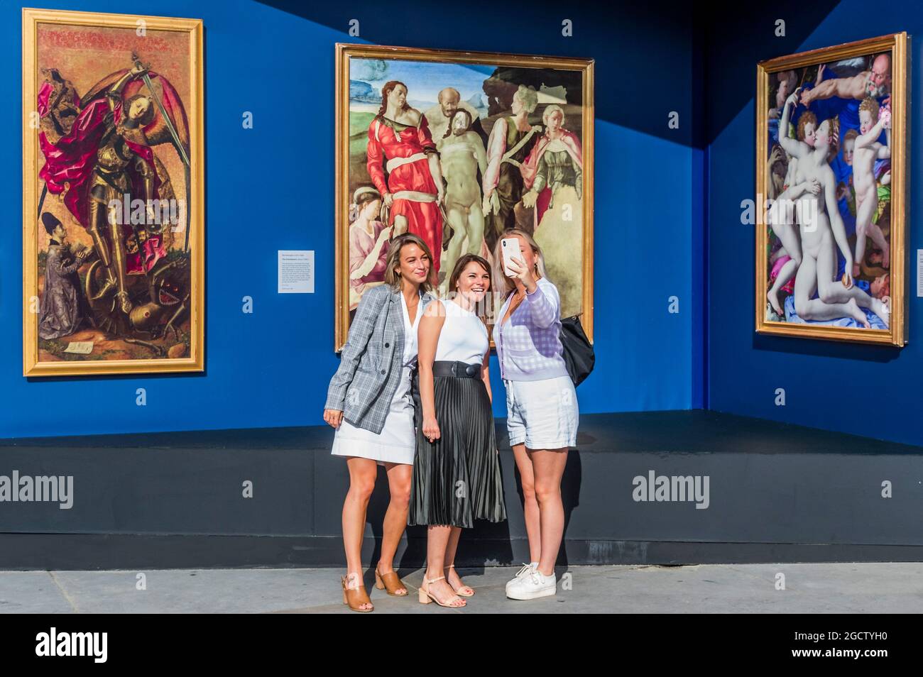 Londra, Regno Unito. 10 agosto 2021. Una galleria pop-up all'aperto mostra oltre 20 riproduzioni a grandezza naturale dei famosi capolavori della National Gallery insieme a Sketch on the Square, che porta l'arte all'aperto come parte del festival Inside out, un mese di sessioni d'arte interattive gratuite in Trafalgar Square. Durante tutto il mese di agosto 2021 fuori dalla National Gallery, in collaborazione con il Westminster City Council. Credit: Guy Bell/Alamy Live News Foto Stock