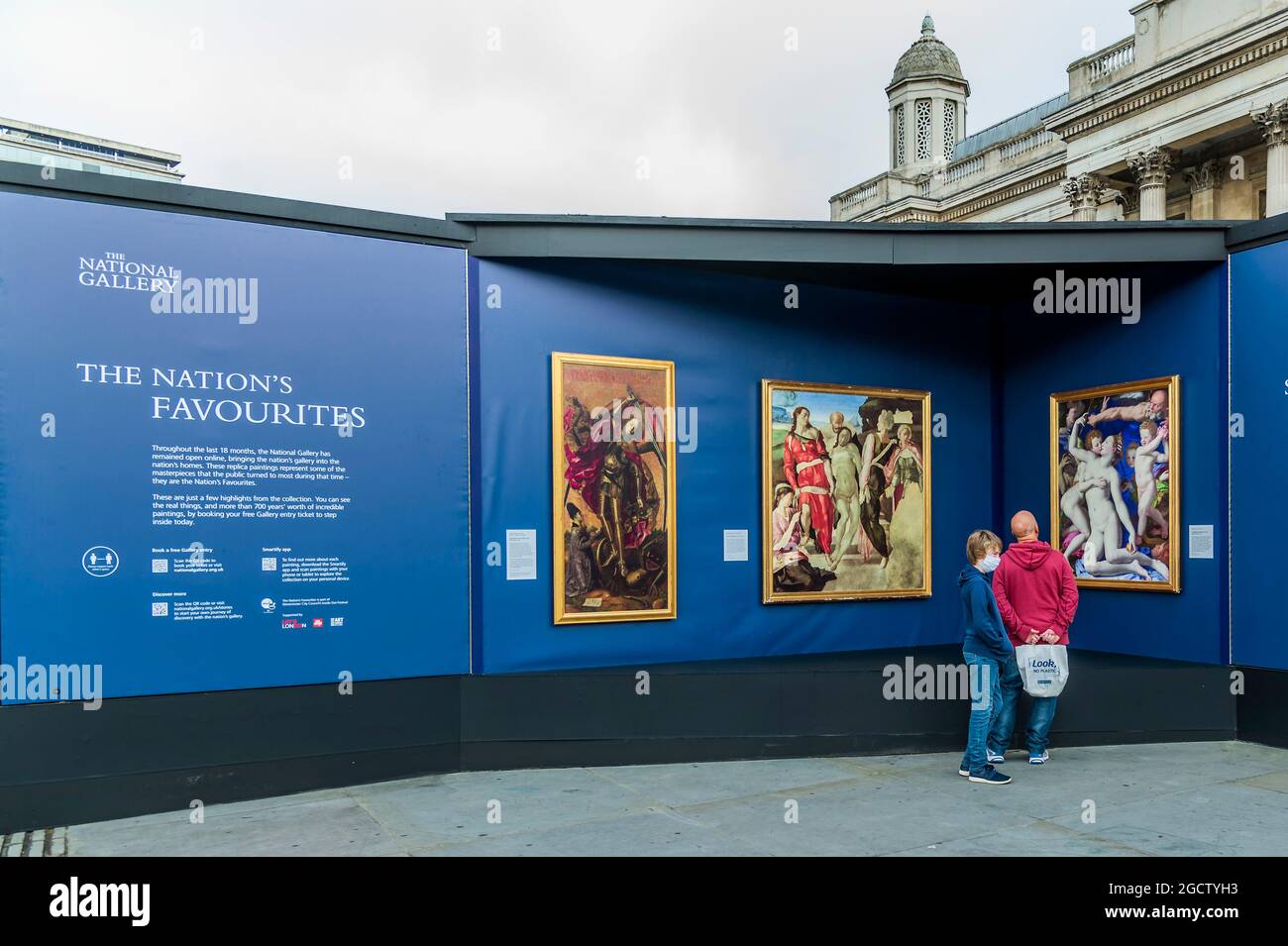 Londra, Regno Unito. 10 agosto 2021. Una galleria pop-up all'aperto mostra oltre 20 riproduzioni a grandezza naturale dei famosi capolavori della National Gallery insieme a Sketch on the Square, che porta l'arte all'aperto come parte del festival Inside out, un mese di sessioni d'arte interattive gratuite in Trafalgar Square. Durante tutto il mese di agosto 2021 fuori dalla National Gallery, in collaborazione con il Westminster City Council. Credit: Guy Bell/Alamy Live News Foto Stock