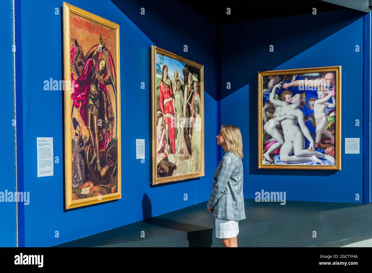 Londra, Regno Unito. 10 agosto 2021. Una galleria pop-up all'aperto mostra oltre 20 riproduzioni a grandezza naturale dei famosi capolavori della National Gallery insieme a Sketch on the Square, che porta l'arte all'aperto come parte del festival Inside out, un mese di sessioni d'arte interattive gratuite in Trafalgar Square. Durante tutto il mese di agosto 2021 fuori dalla National Gallery, in collaborazione con il Westminster City Council. Credit: Guy Bell/Alamy Live News Foto Stock