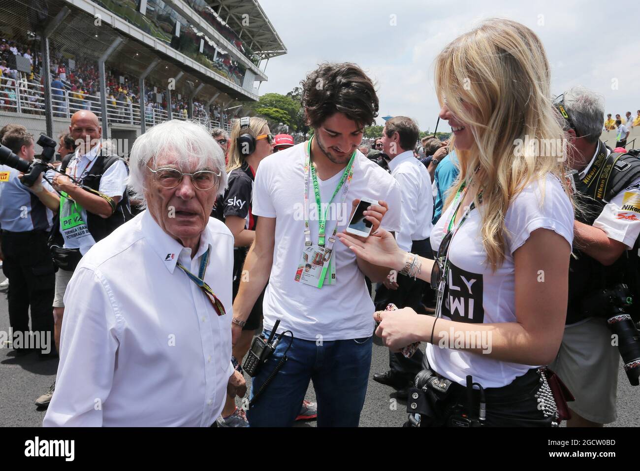 Bernie Ecclestone (GBR) con Alexandre Pato (BRA) giocatore di calcio in griglia. Gran Premio del Brasile, domenica 9 novembre 2014. San Paolo, Brasile. Foto Stock