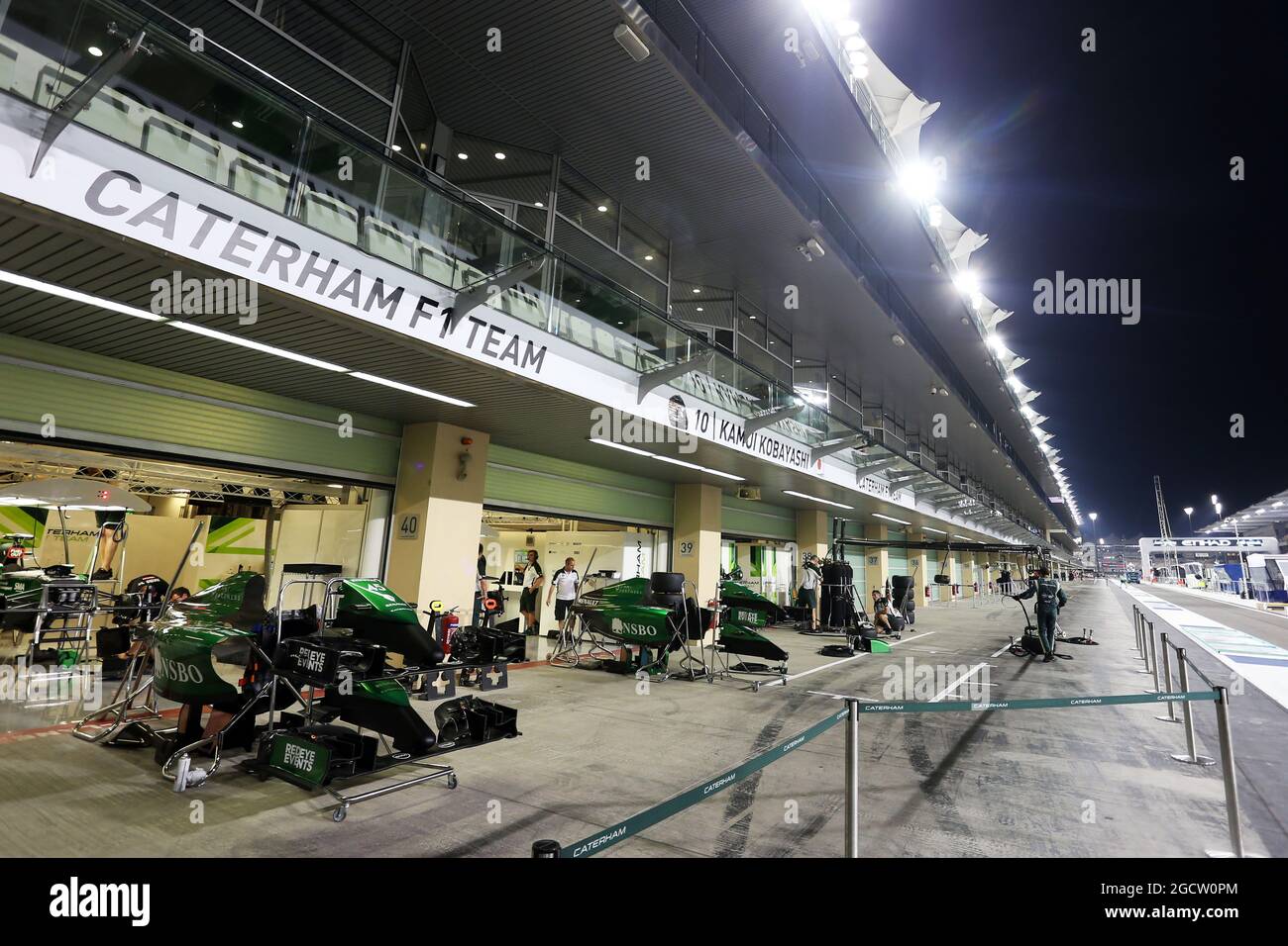 Il Team di Formula 1 di Caterham si prepara al GP ai box. Gran Premio di Abu Dhabi, giovedì 20 novembre 2014. Yas Marina Circuit, Abu Dhabi, Emirati Arabi Uniti. Foto Stock