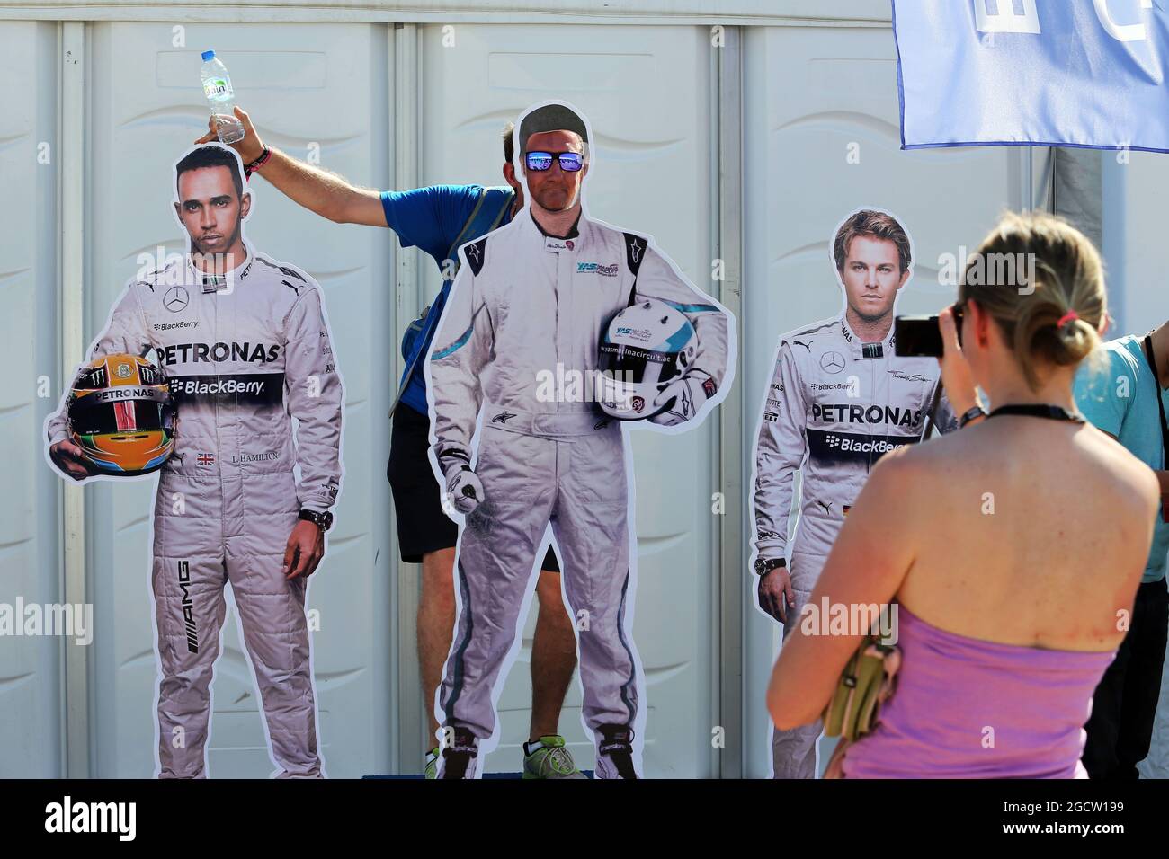 Tifosi con intagli di Lewis Hamilton (GBR) Mercedes AMG F1 e Nico Rosberg (GER) Mercedes AMG F1. Gran Premio di Abu Dhabi, domenica 23 novembre 2014. Yas Marina Circuit, Abu Dhabi, Emirati Arabi Uniti. Foto Stock