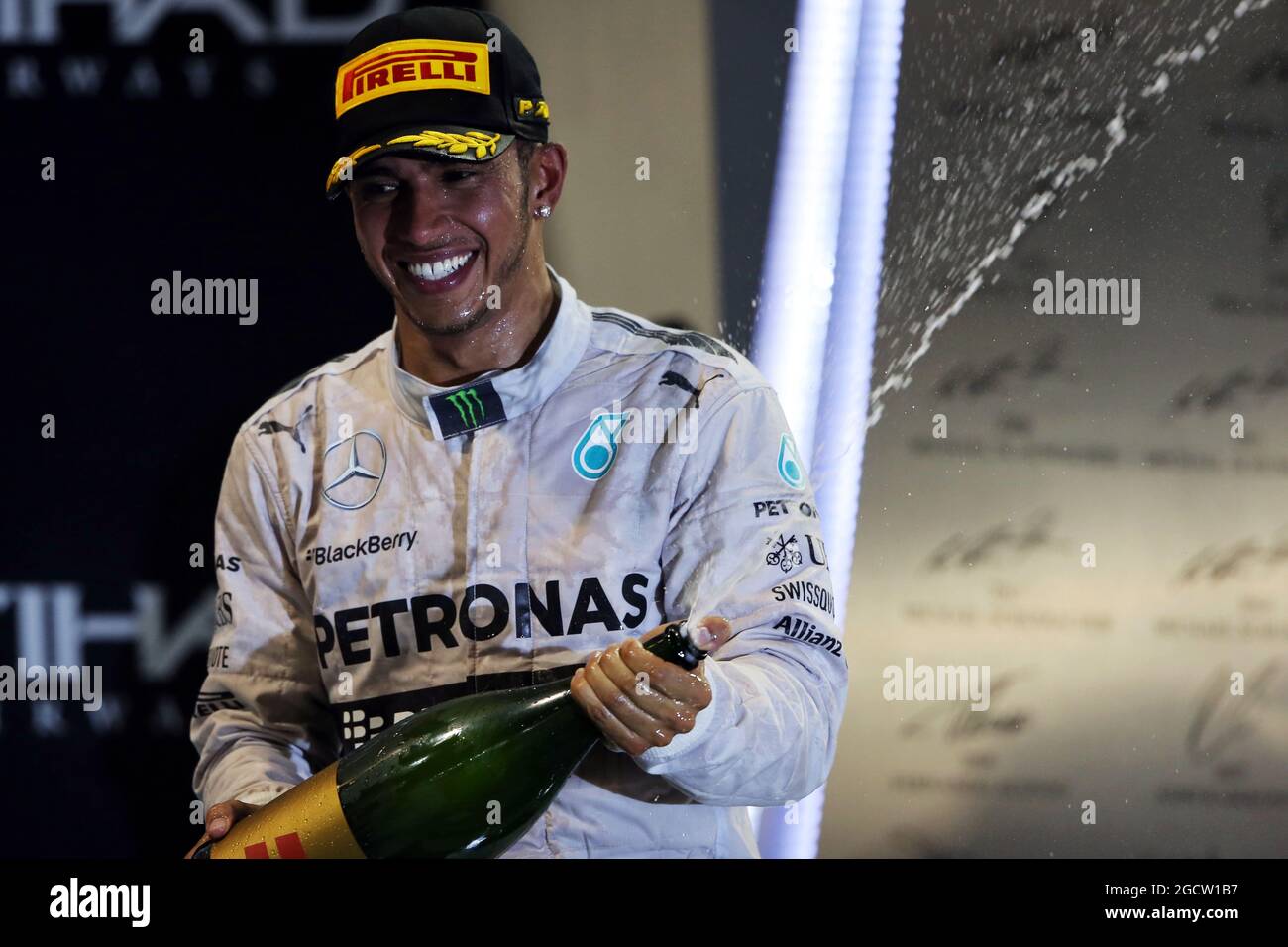 Vincitore della gara e del campionato del mondo Lewis Hamilton (GBR) Mercedes AMG F1 festeggia sul podio. Gran Premio di Abu Dhabi, domenica 23 novembre 2014. Yas Marina Circuit, Abu Dhabi, Emirati Arabi Uniti. Foto Stock