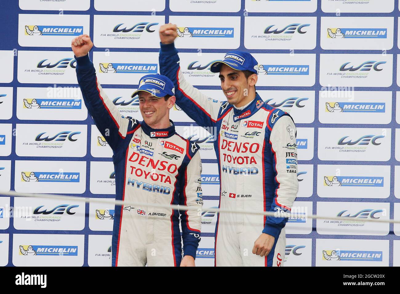 (Da L a R): Anthony Davidson (GBR) e Sebastien Buemi (sui) n. 08 Toyota Racing Toyota TS040 Hybrid, festeggiano la loro seconda posizione sul podio. FIA World Endurance Championship, turno 8, sei ore di San Paolo, domenica 30 novembre 2014. San Paolo, Brasile. Foto Stock