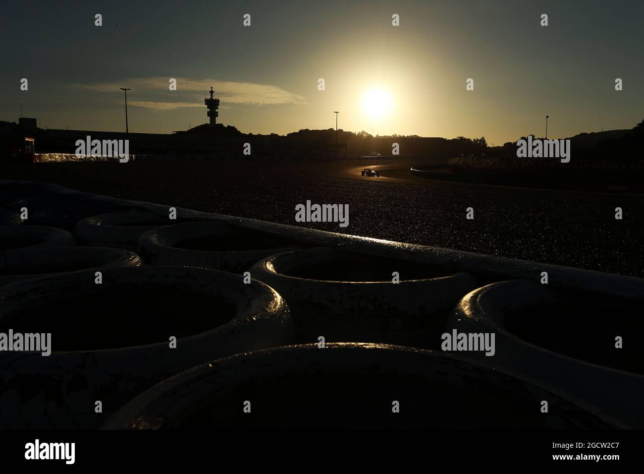 Azione panoramica in condizioni di scarsa illuminazione. Test di Formula uno, giorno due, lunedì 2 febbraio 2015. Jerez, Spagna. Foto Stock
