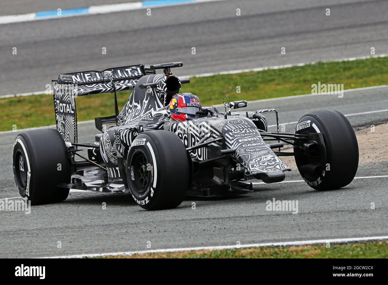 Daniil Kvyat (RUS) Red Bull Racing RB11 in esecuzione senza ala anteriore. Test di Formula uno, giorno due, lunedì 2 febbraio 2015. Jerez, Spagna. Foto Stock