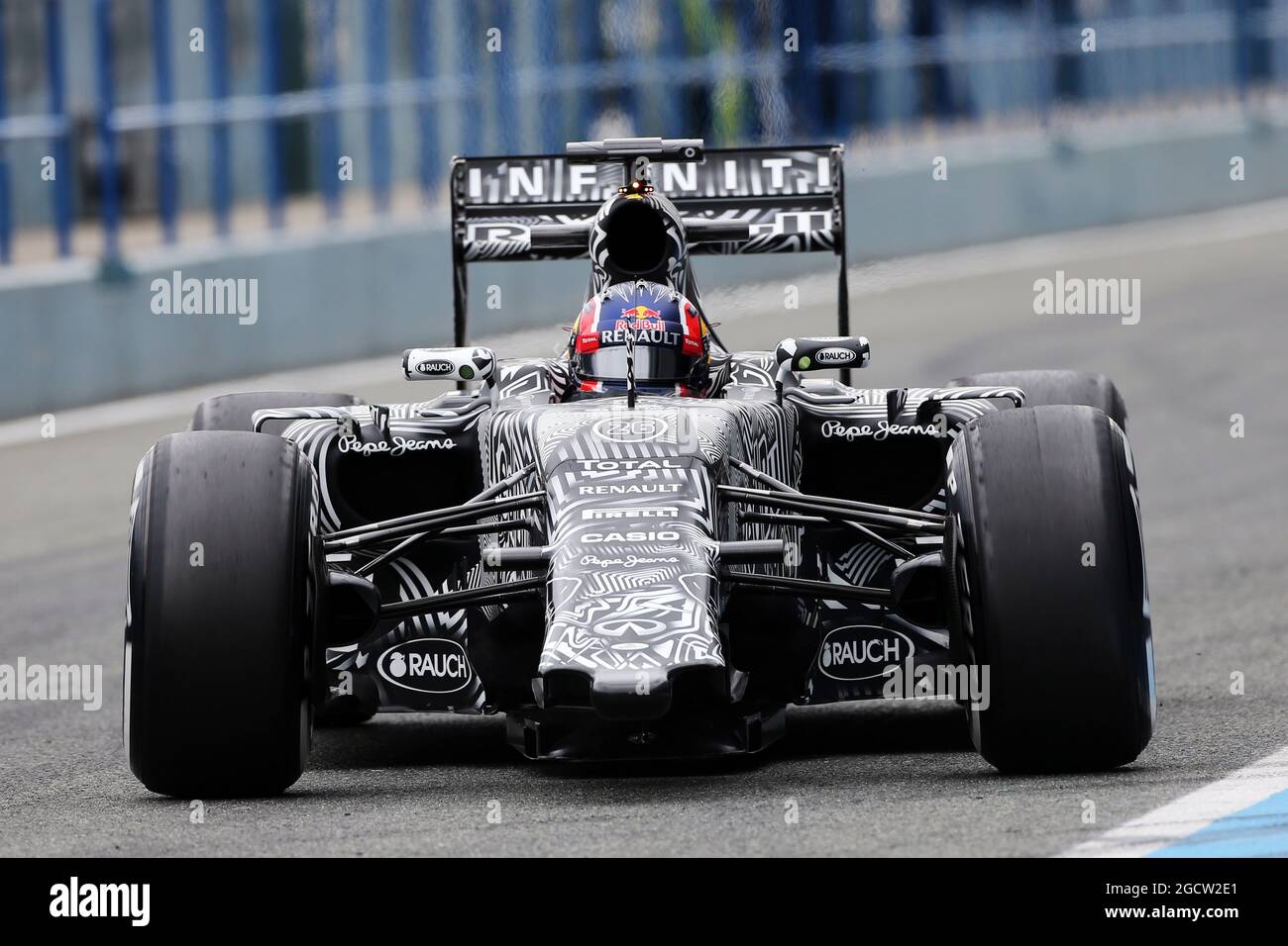 Daniil Kvyat (RUS) Red Bull Racing RB11 in esecuzione senza ala anteriore. Test di Formula uno, giorno due, lunedì 2 febbraio 2015. Jerez, Spagna. Foto Stock