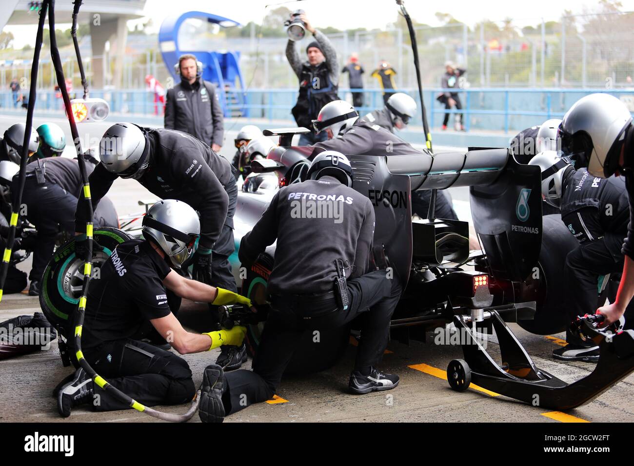 Mercedes AMG F1 si ferma ai box. Test di Formula uno, giorno tre, martedì 3 febbraio 2015. Jerez, Spagna. Foto Stock