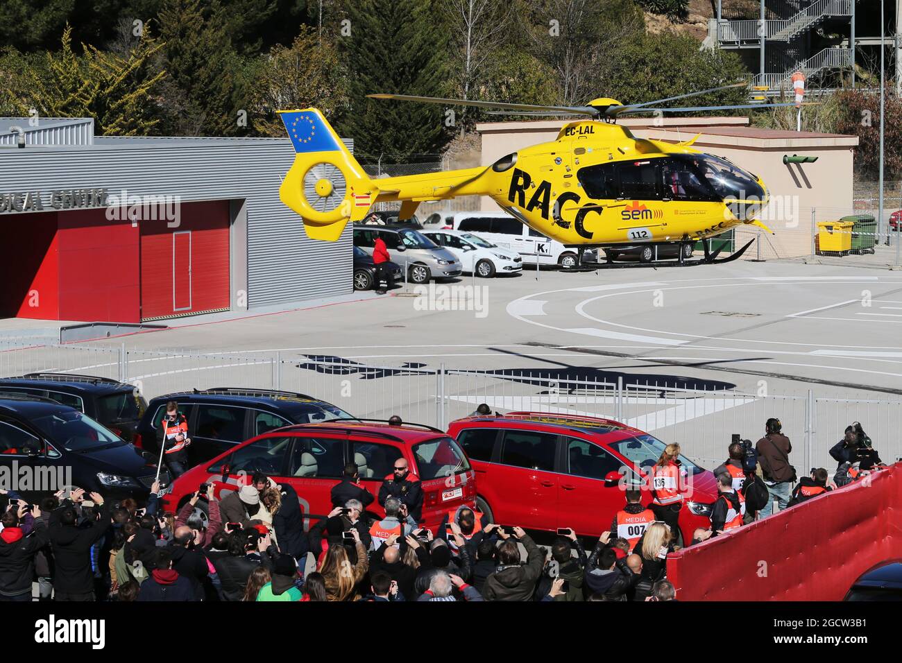 Fernando Alonso (ESP) McLaren è aerollevato dal circuito in elicottero. Test di Formula uno, giorno 4, domenica 23 febbraio 2015. Barcellona, Spagna. Foto Stock