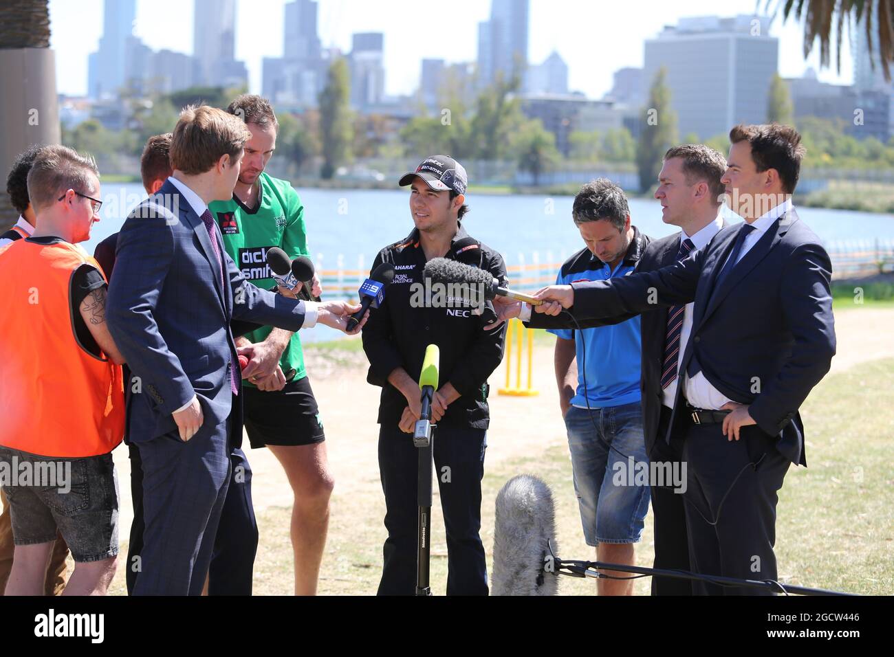 Sergio Perez (MEX) Sahara Force India F1 Team (Centro) gioca a cricket ad Albert Park con gli internazionali australiani Brad Hodge (AUS) (a destra) e John Hastings (AUS) (a sinistra). Gran Premio d'Australia, martedì 10 marzo 2015. Albert Park, Melbourne, Australia. Foto Stock