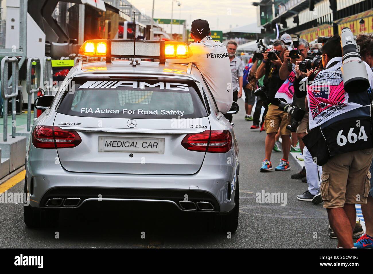 Pole sitter Lewis Hamilton (GBR) Mercedes AMG F1 fa un giro nella FIA Medical Car. Gran Premio d'Australia, sabato 14 marzo 2015. Albert Park, Melbourne, Australia. Foto Stock