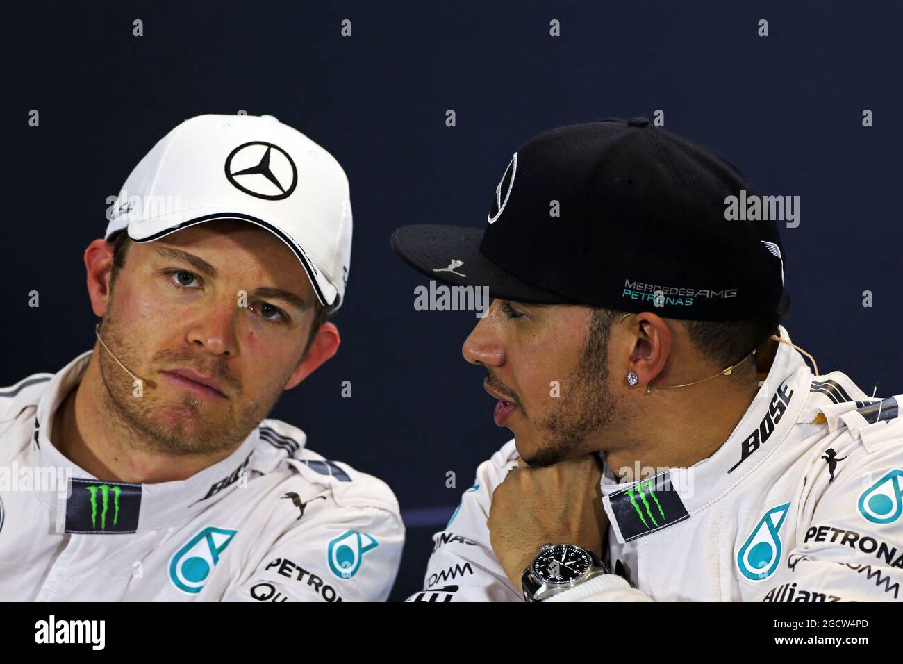 (Da L a R): Nico Rosberg (GER) Mercedes AMG F1 con il compagno di squadra Lewis Hamilton (GBR) Mercedes AMG F1 in occasione della conferenza stampa della FIA. Gran Premio d'Australia, sabato 14 marzo 2015. Albert Park, Melbourne, Australia. Foto Stock