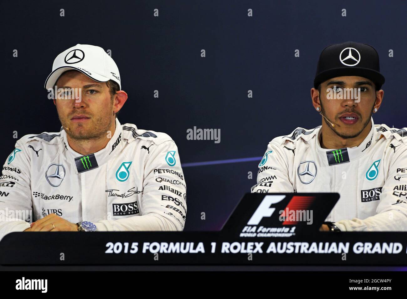 (Da L a R): Nico Rosberg (GER) Mercedes AMG F1 con il compagno di squadra Lewis Hamilton (GBR) Mercedes AMG F1 in occasione della conferenza stampa della FIA. Gran Premio d'Australia, sabato 14 marzo 2015. Albert Park, Melbourne, Australia. Foto Stock