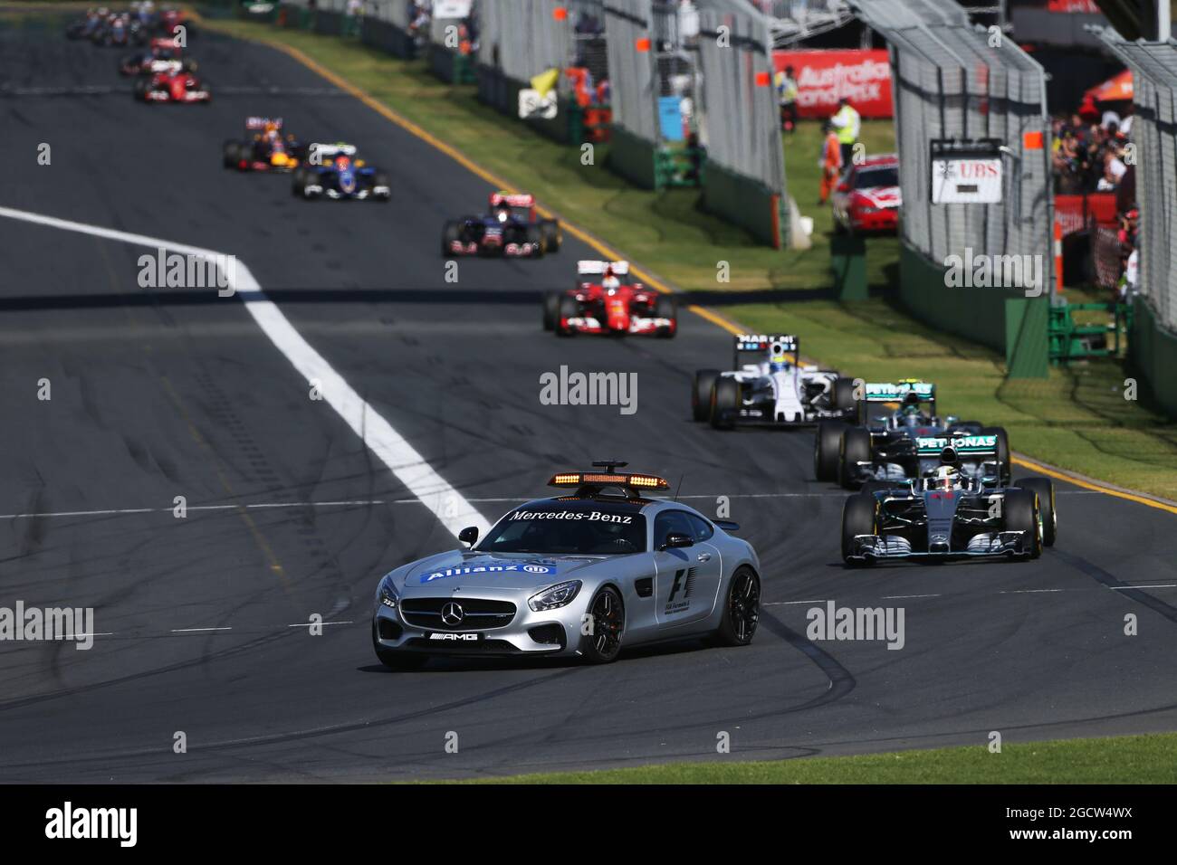 Lewis Hamilton (GBR) Mercedes AMG F1 W06 guida dietro la Safety Car FIA. Gran Premio d'Australia, domenica 15 marzo 2015. Albert Park, Melbourne, Australia. Foto Stock