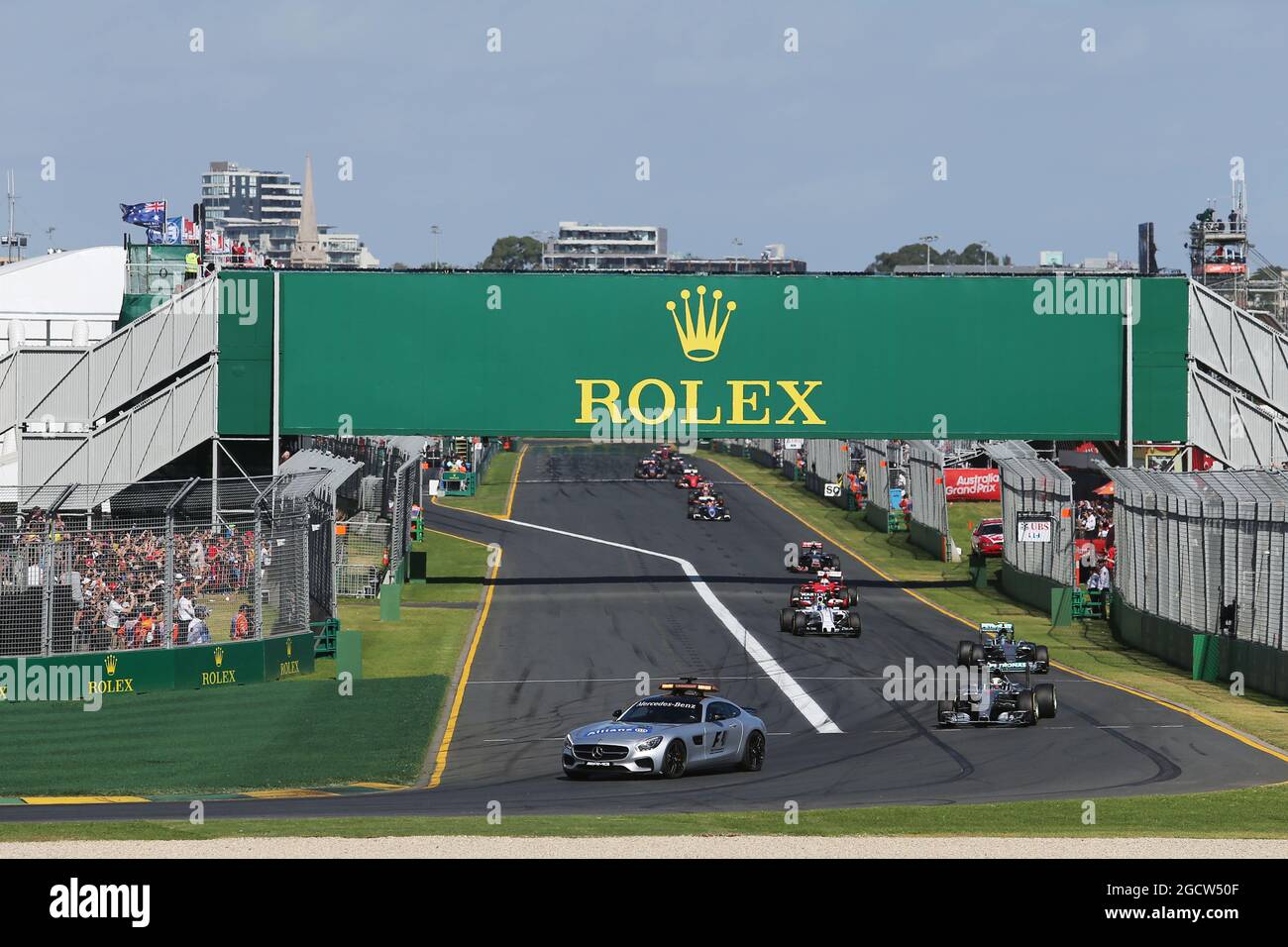 Lewis Hamilton (GBR) Mercedes AMG F1 W06 guida dietro la Safety Car FIA. Gran Premio d'Australia, domenica 15 marzo 2015. Albert Park, Melbourne, Australia. Foto Stock