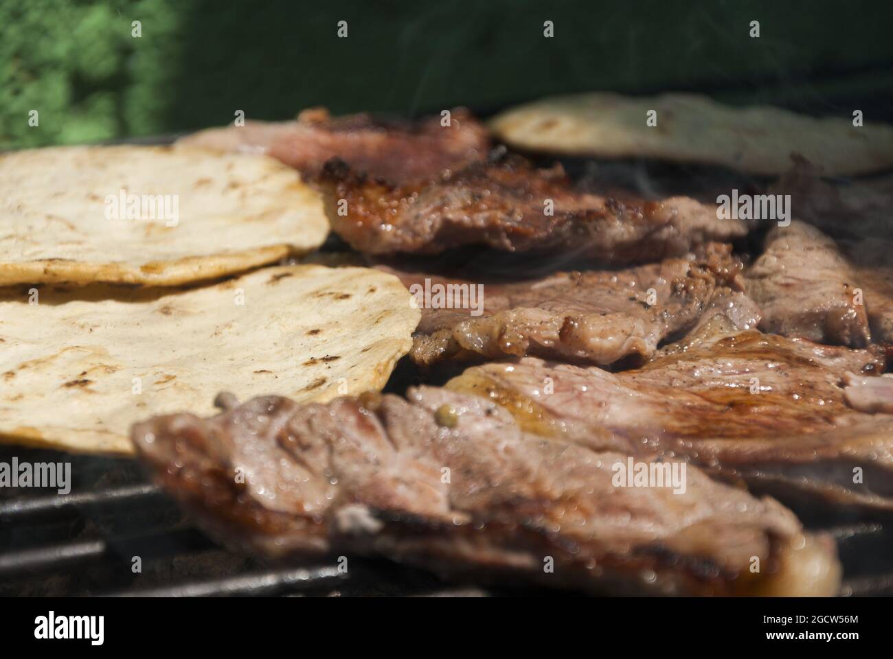 Griglia di manzo con tortillas di mais Foto Stock