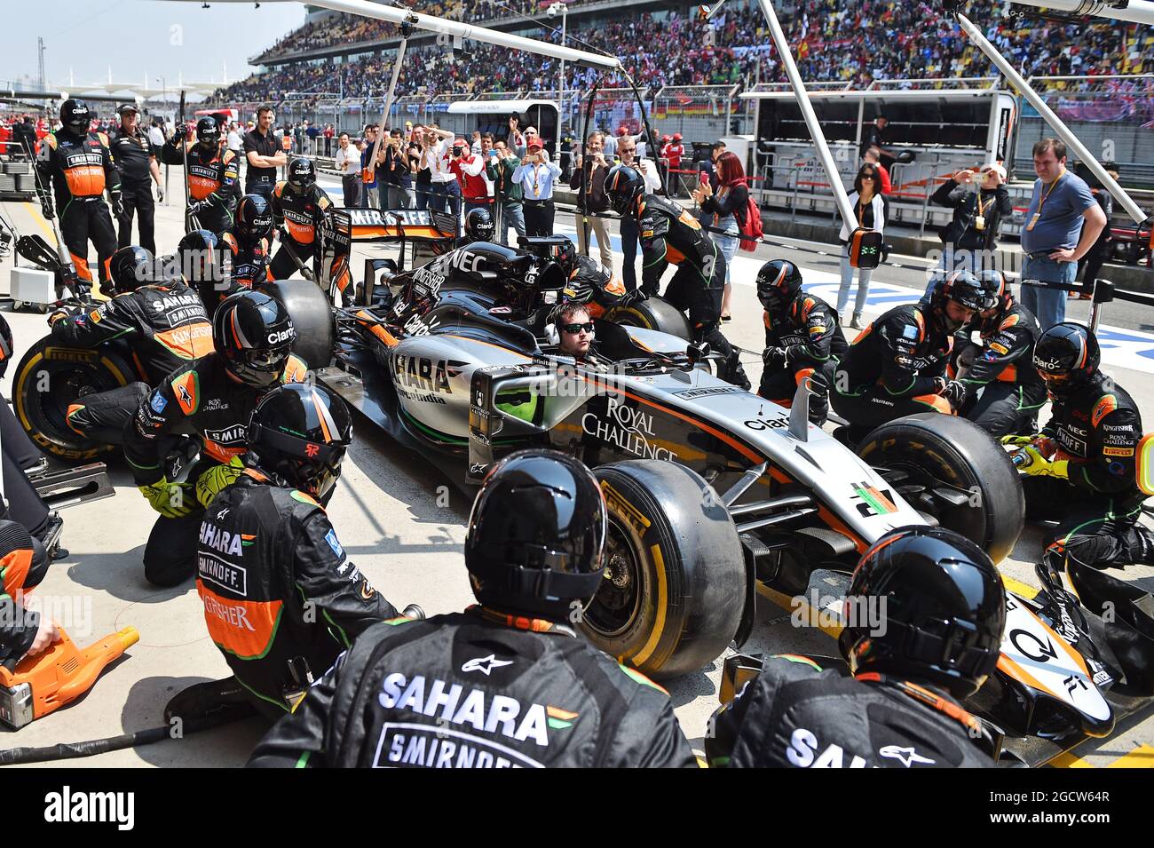 Sahara Force India F1 Team si ferma ai box. Gran Premio di Cina, domenica 12 aprile 2015. Shanghai, Cina. Foto Stock