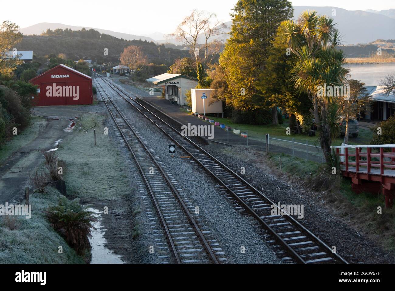 Stazione ferroviaria e capannone merci, Moana, Lago Brunner, Westland, Isola del Sud, Nuova Zelanda Foto Stock