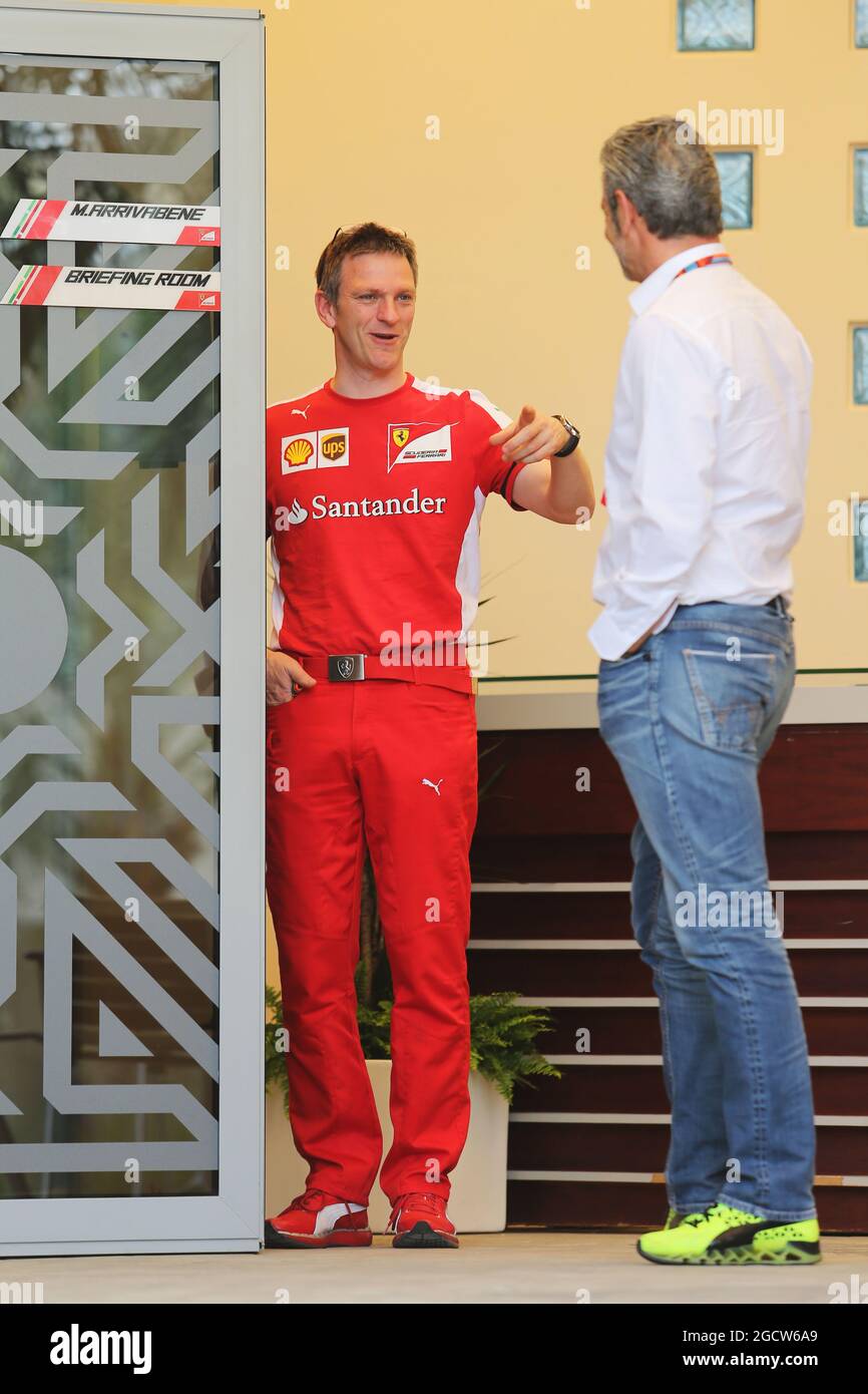(Da L a R): James Allison (GBR) Ferrari Direttore tecnico telaio con Maurizio Arrivabene (ITA) Ferrari Team Principal. Gran Premio del Bahrain, giovedì 16 aprile 2015. Sakhir, Bahrein. Foto Stock