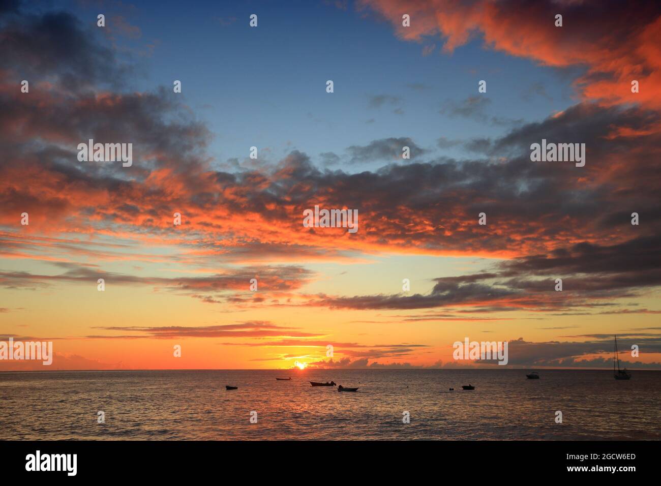 Costa della Guadalupa. Paesaggio di vacanza caraibico. Tramonto sulla spiaggia di Plage Caraibe a Pointe Noire. Foto Stock