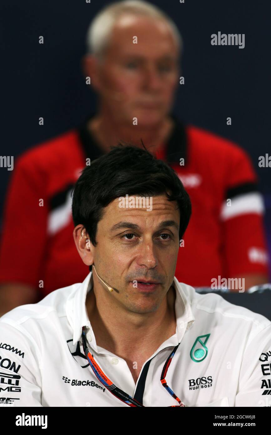 Toto Wolff (GER), azionista e Direttore Esecutivo di Mercedes AMG F1 alla Conferenza stampa della FIA. Gran Premio del Bahrain, venerdì 17 aprile 2015. Sakhir, Bahrein. Foto Stock
