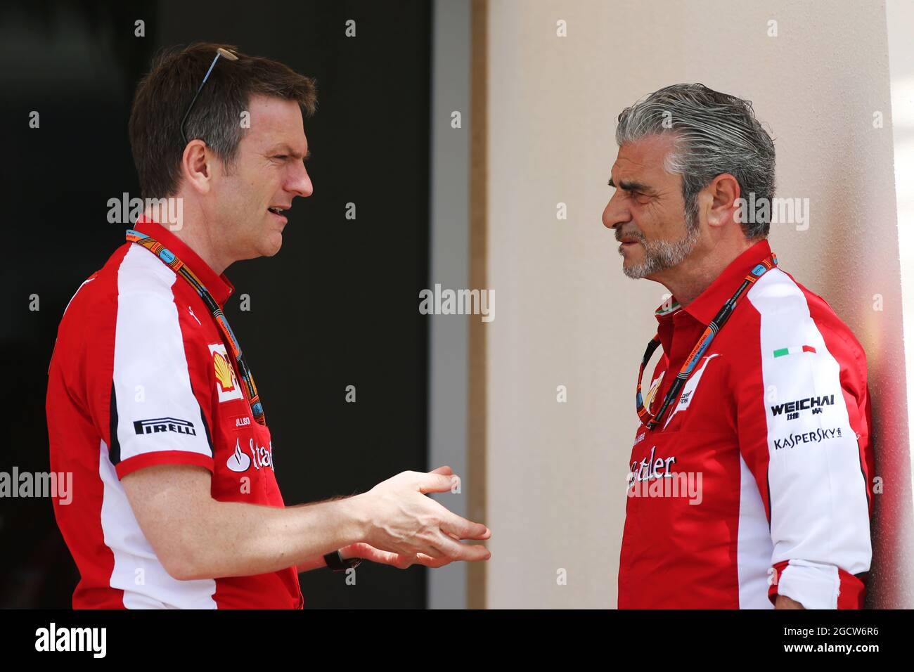 (Da L a R): James Allison (GBR) Ferrari Direttore tecnico telaio con Maurizio Arrivabene (ITA) Ferrari Team Principal. Gran Premio del Bahrain, domenica 19 aprile 2015. Sakhir, Bahrein. Foto Stock