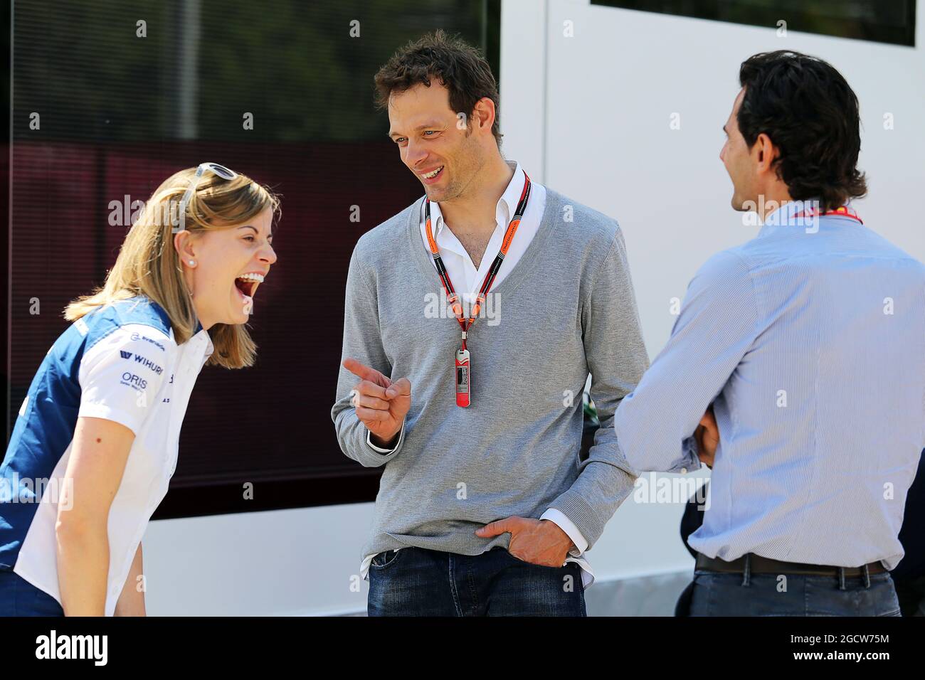 (Da L a R): Susie Wolff (GBR) Williams Development driver con Alex Wurz (AUT) Williams driver Mentor e Pedro De la Rosa (ESP) Ferrari Development driver. Gran Premio di Spagna, giovedì 7 maggio 2015. Barcellona, Spagna. Foto Stock