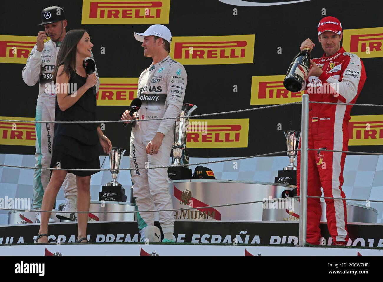 Maria Serrat (ESP) telefonica TV Presenter intervista il vincitore della gara Nico Rosberg (GER) Mercedes AMG F1 sul podio. Gran Premio di Spagna, domenica 10 maggio 2015. Barcellona, Spagna. Foto Stock