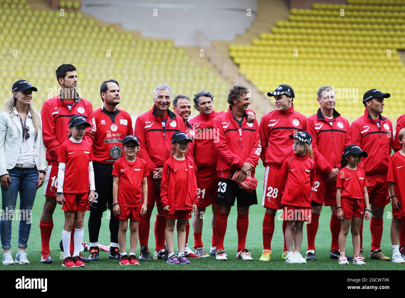 Squadra in fila alla partita di calcio di beneficenza. Gran Premio di Monaco, martedì 19 maggio 2015. Monte Carlo, Monaco. Foto Stock