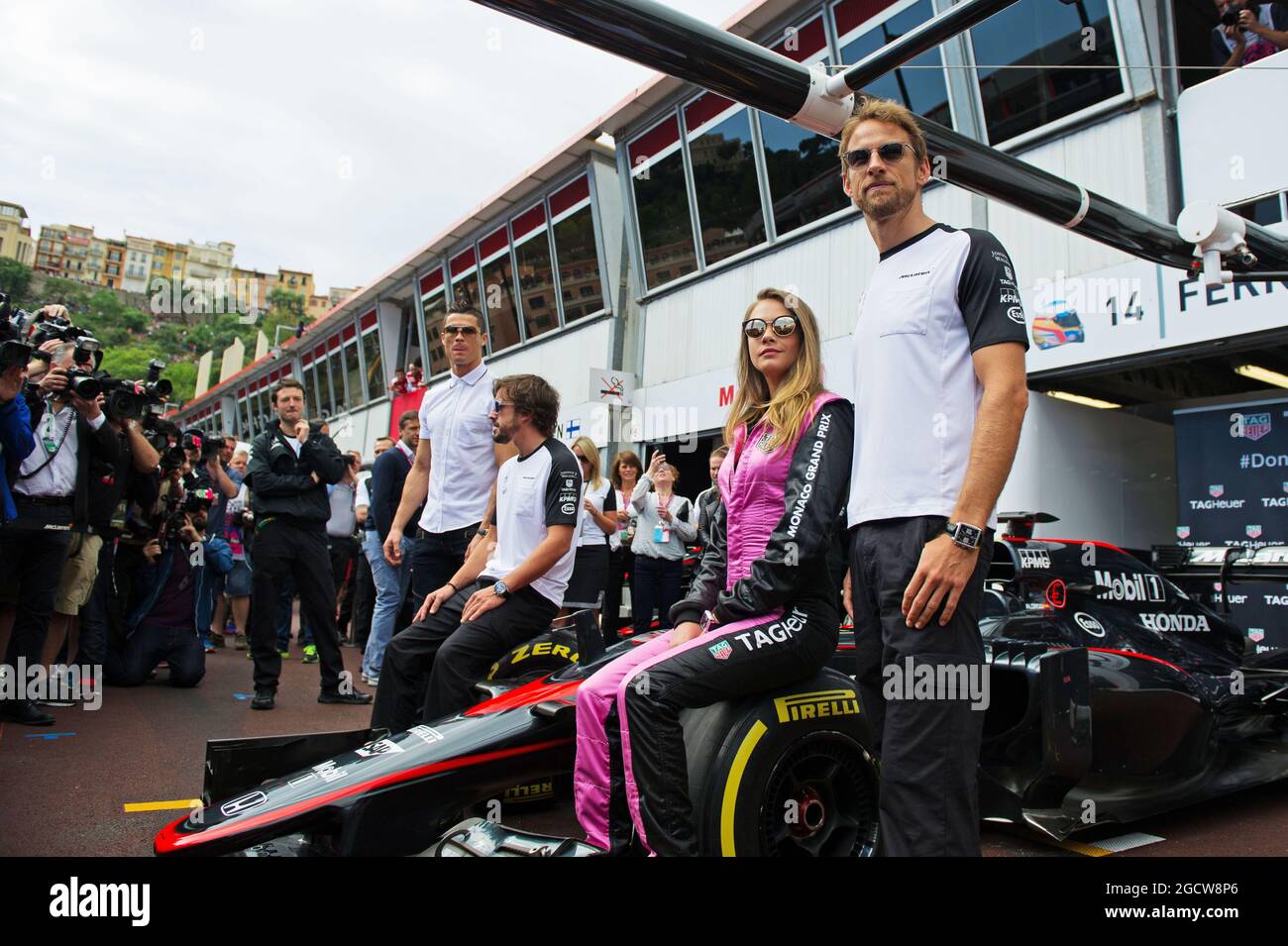 (Da L a R): Cristiano Ronaldo (por) giocatore di calcio con Fernando Alonso (ESP) McLaren; Cara Delevingne (GBR) modello, e Jenson Button (GBR) McLaren. Gran Premio di Monaco, domenica 24 maggio 2015. Monte Carlo, Monaco. Foto Stock