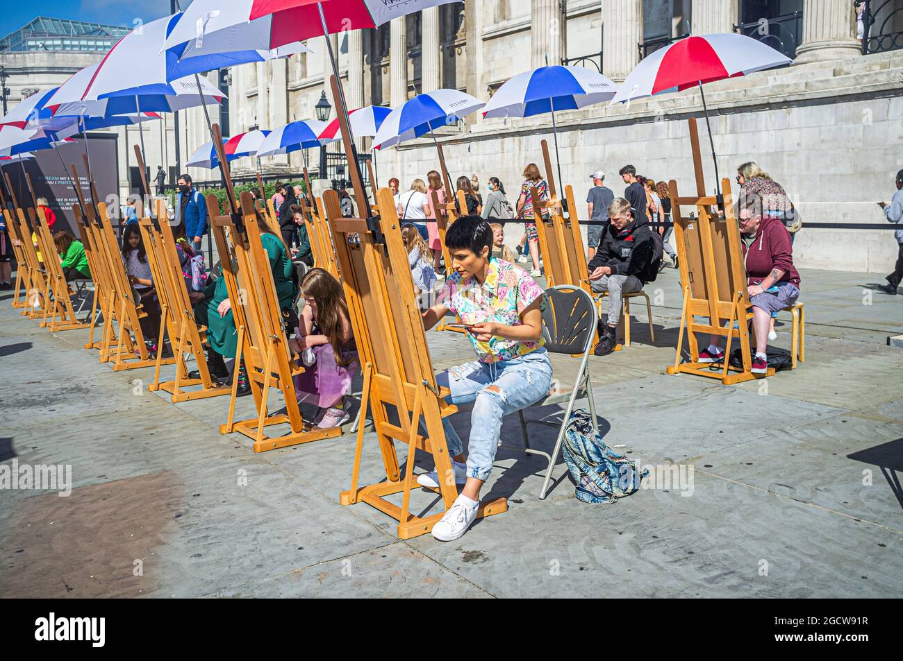 TRAFALGAR SQUARE LONDRA 10 AGOSTO 2021. Un'installazione su larga scala in Piazza Trafalgar che mostra oltre 20 riproduzioni a grandezza naturale dei capolavori della Galleria Nazionale di Tiziano, Vermeer, Caravaggio, Gainsborough Rembrandt Monet e Van Gogh accanto a Sketch on the Square, portando l'arte all'aperto come parte del festival Inside out, Un mese di sessioni d'arte interattive gratuite in Trafalgar Square. Credit amer Ghazzal/Alamy Live News. Foto Stock