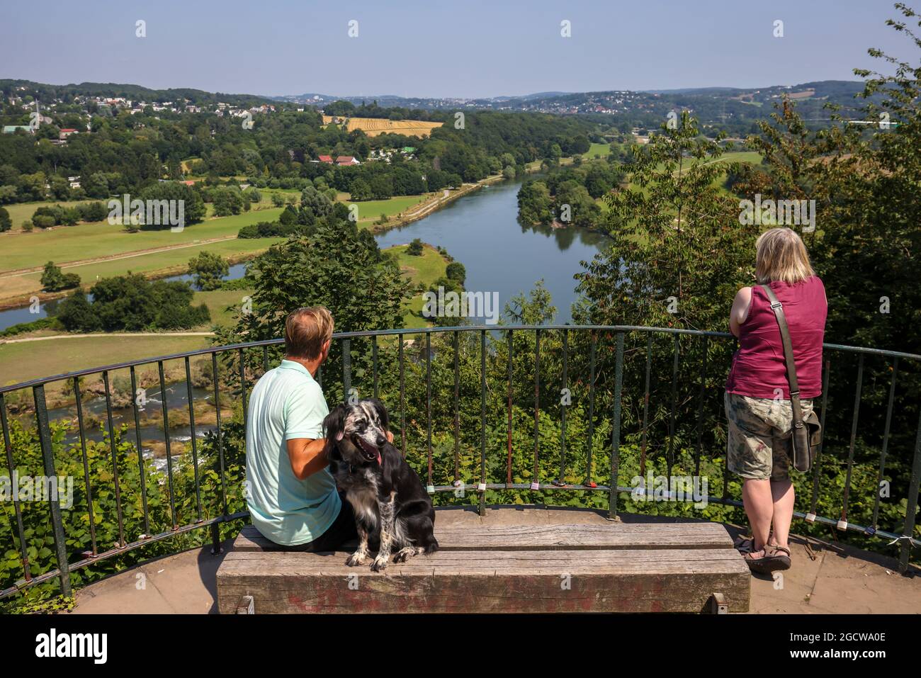 Hattingen, Renania Settentrionale-Vestfalia, Germania - Gethmannscher Garten, chiamato anche Gethmann's Garden nel distretto di Blankenstein. Turisti con cani guardare Foto Stock