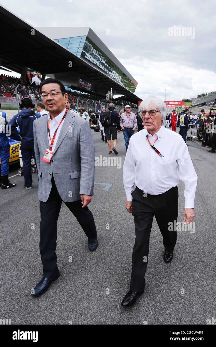 Bernie Ecclestone (GBR) con il CEO di Takahiro Hachigo (JPN) Honda in griglia. Gran Premio d'Austria, domenica 21 giugno 2015. Spielberg, Austria. Foto Stock