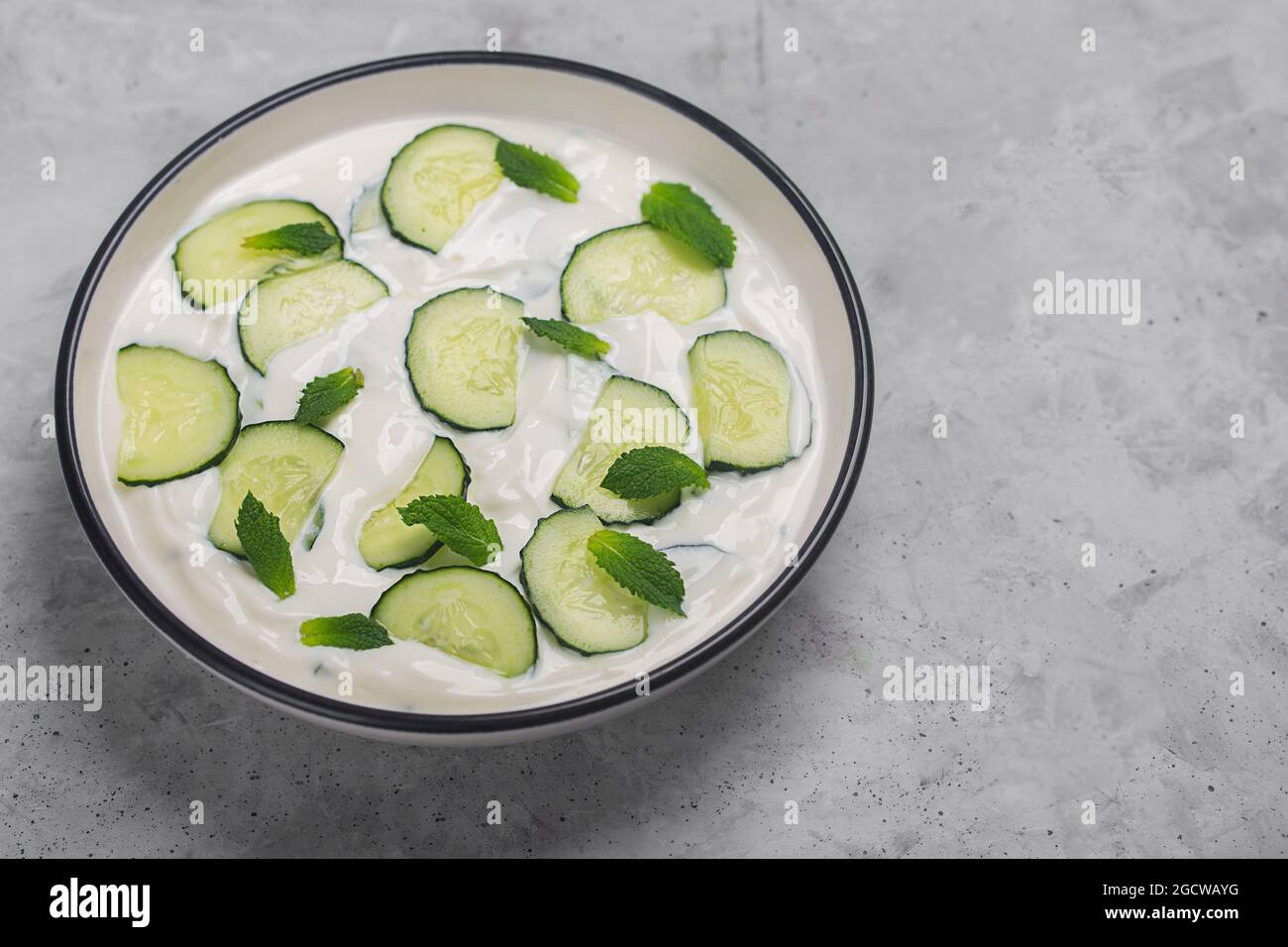 Tradizionale raita indiana con cetriolo, yogurt greco e coriandolo Foto Stock