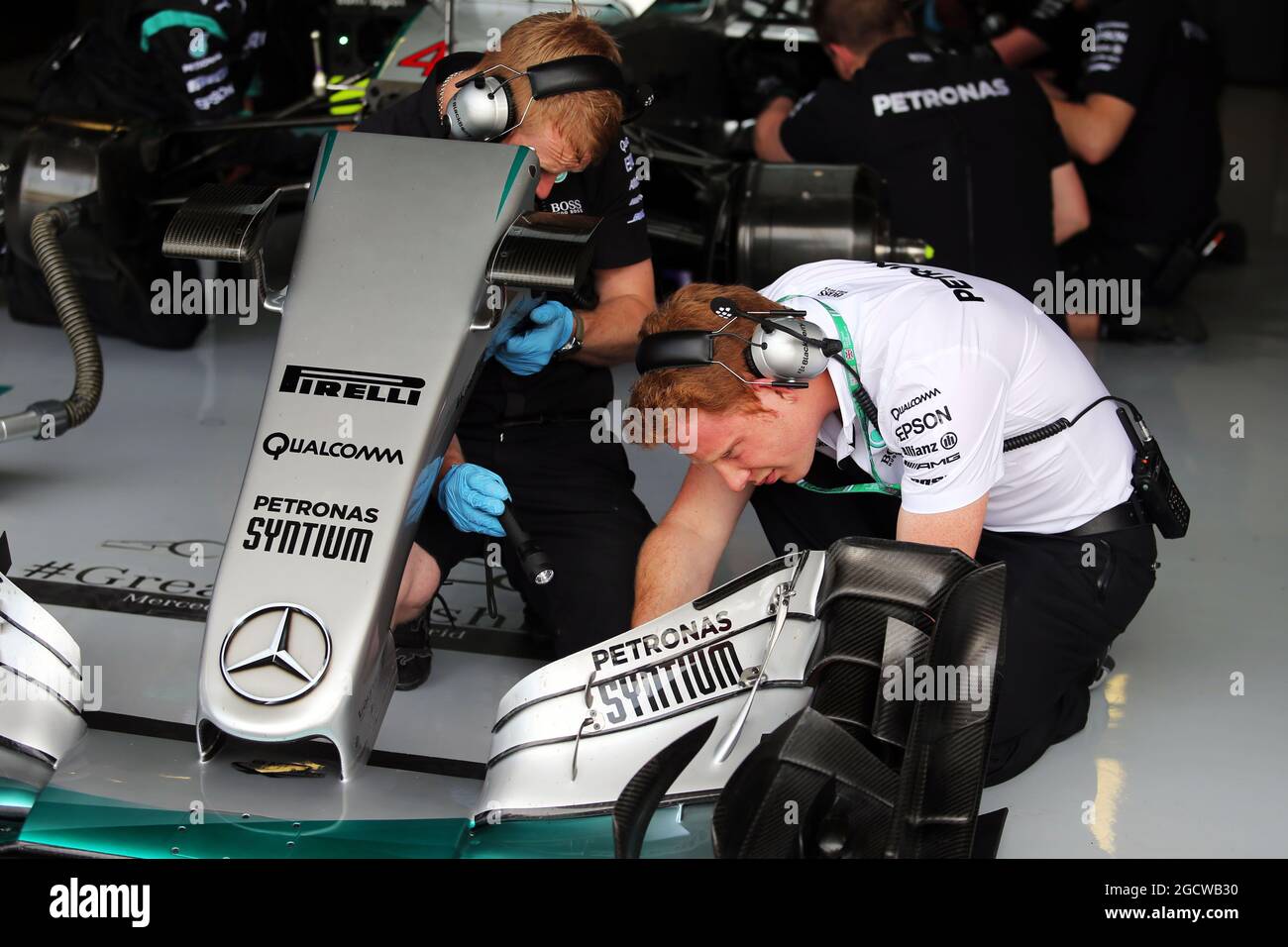 Il parafango anteriore Mercedes AMG F1 W06 è stato lavorato dalla meccanica. Gran Premio di Gran Bretagna, venerdì 3 luglio 2015. Silverstone, Inghilterra. Foto Stock