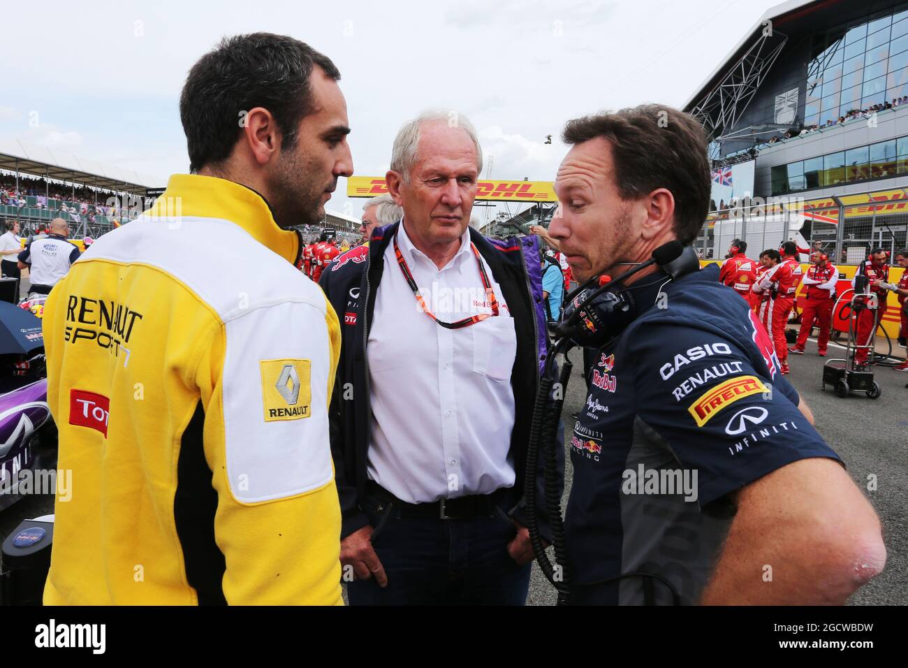 (Da L a R): Cyril Abiteboul (fra) Direttore Generale Renault Sport F1 con il Dr. Helmut Marko (AUT) Consulente Red Bull Motorsport e Christian Horner (GBR) Red Bull Racing Team Principal in griglia. Gran Premio di Gran Bretagna, domenica 5 luglio 2015. Silverstone, Inghilterra. Foto Stock