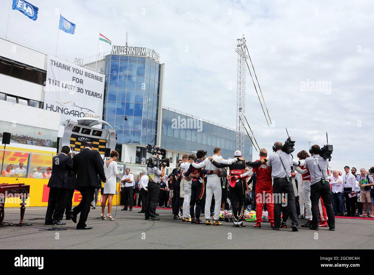 I piloti osservano il tributo a Jules Bianchi in griglia. Gran Premio di Ungheria, domenica 26 luglio 2015. Budapest, Ungheria. Foto Stock
