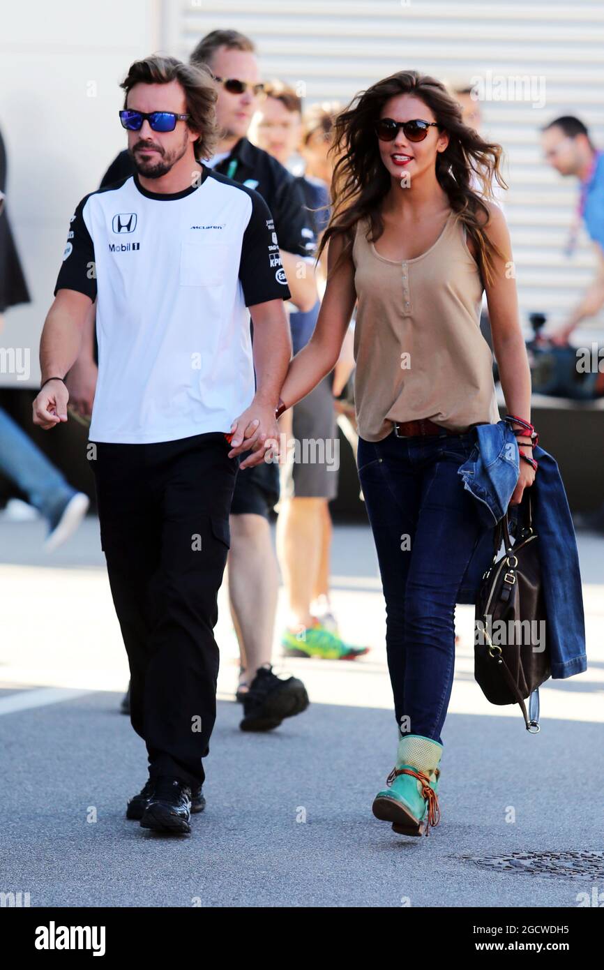 Fernando Alonso (ESP) McLaren con la sua fidanzata Lara Alvarez (ESP). Gran Premio d'Italia, domenica 6 settembre 2015. Monza Italia. Foto Stock