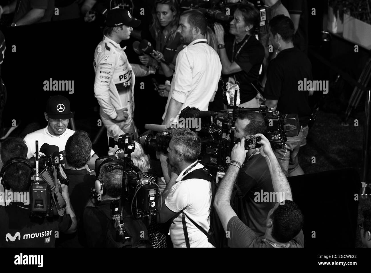 Lewis Hamilton (GBR) Mercedes AMG F1 e Nico Rosberg (GER) Mercedes AMG F1 con i media. Gran Premio di Singapore, sabato 19 settembre 2015. Circuito Marina Bay Street, Singapore. Foto Stock