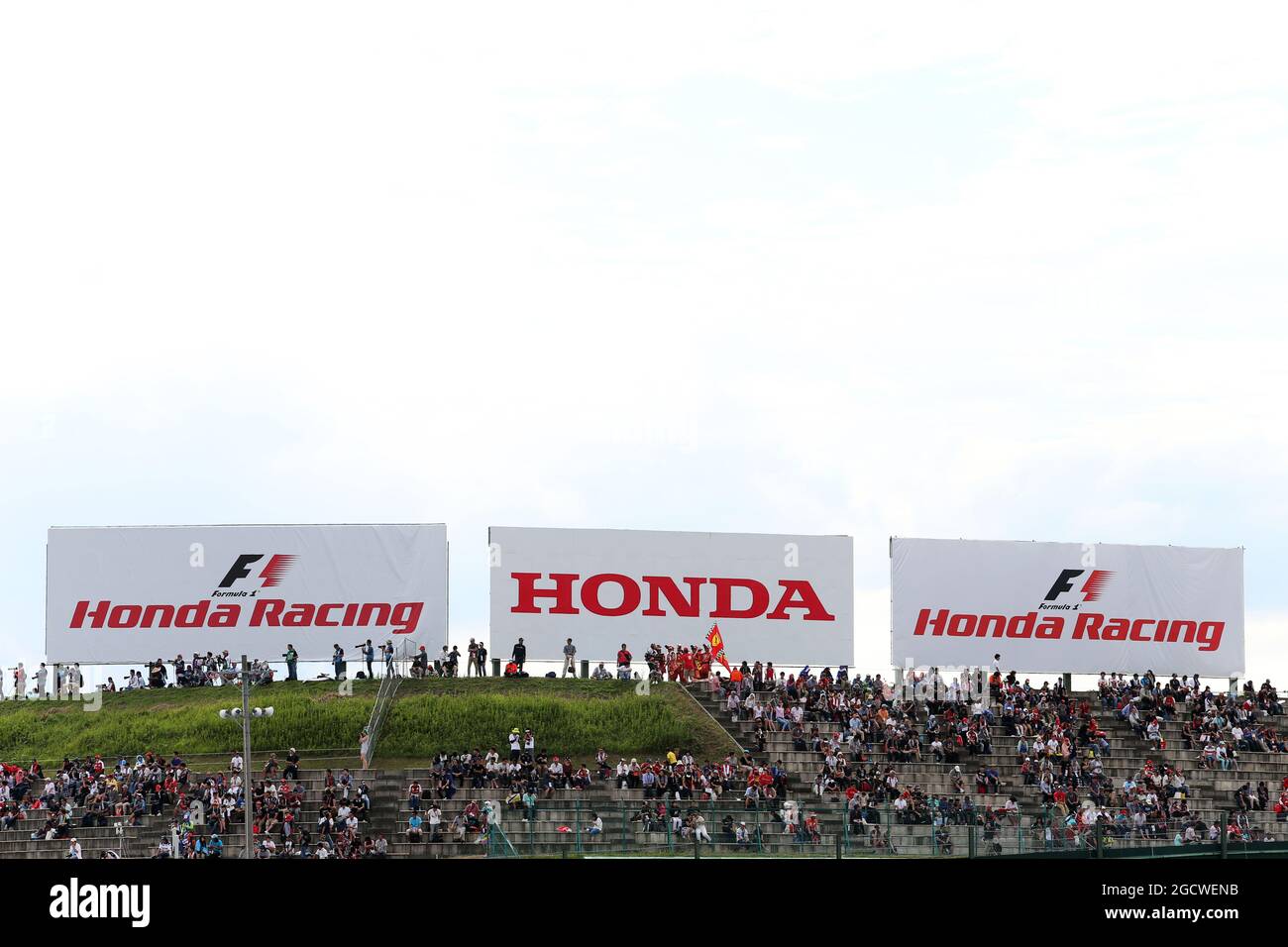 Carenature Honda Racing e tifosi nella tribuna. Gran Premio del Giappone, sabato 26 settembre 2015.. Suzuka, Giappone. Foto Stock