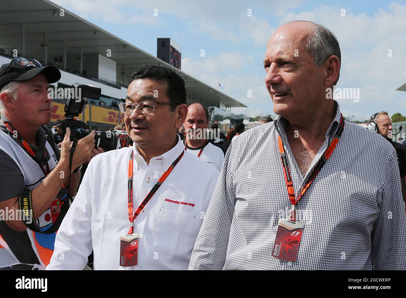 (Da L a R): Takahiro Hachigo (JPN) Amministratore Delegato Honda e Ron Dennis (GBR) Presidente Esecutivo McLaren in griglia. Gran Premio del Giappone, domenica 27 settembre 2015. Suzuka, Giappone. Foto Stock