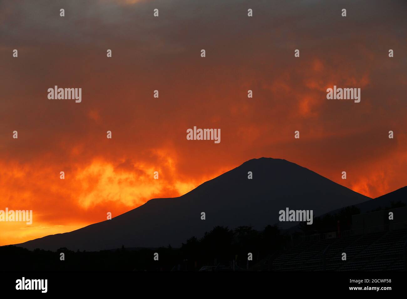 Il sole tramonta sul circuito. Campionato Mondiale FIA Endurance, turno 6, sei ore di Fuji, venerdì 9 ottobre 2015. Fuji, Giappone. Foto Stock