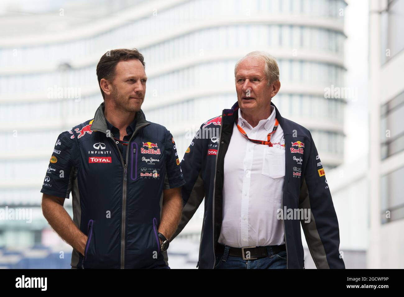 (Da L a R): Christian Horner (GBR) Red Bull Racing Team Principal con Dr Helmut Marko (AUT) Red Bull Motorsport Consultant. Gran Premio di Russia, sabato 10 ottobre 2015. Sochi Autodrom, Sochi, Russia. Foto Stock