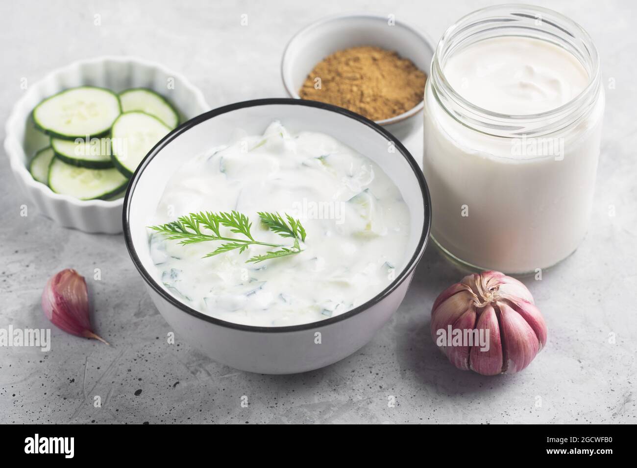 Tradizionale raita indiana con cetriolo, yogurt greco e coriandolo, servito con aneto Foto Stock